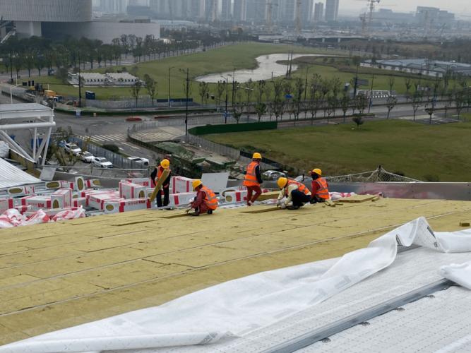 大型金属屋面如何施工的看看扬子江国际会议中心现场
